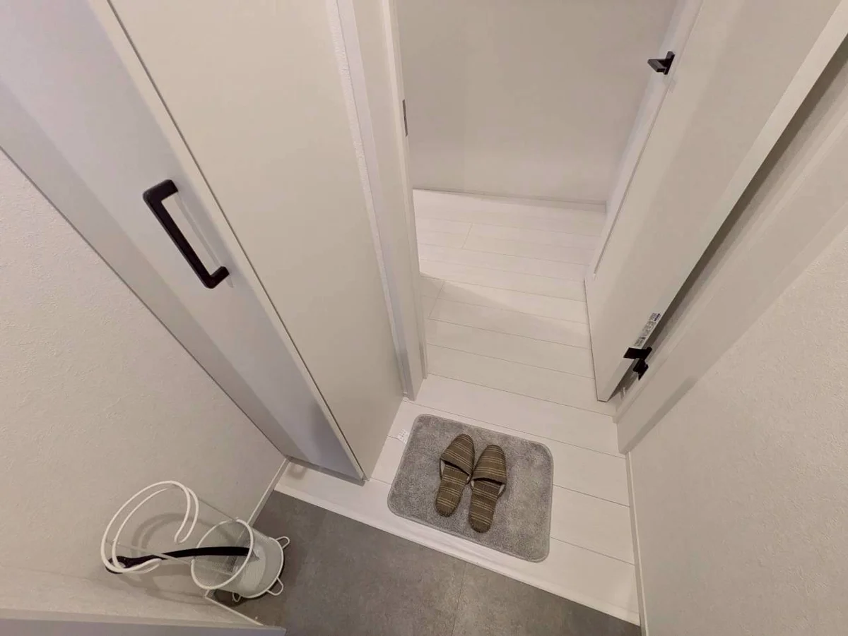 別号室の同型タイプの室内写真となります。家具の色、配置、デザインは若干ことなります。