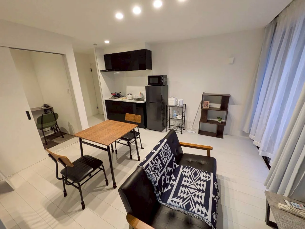 別号室の同型タイプの室内写真となります。家具の色、配置、デザインは若干ことなります。