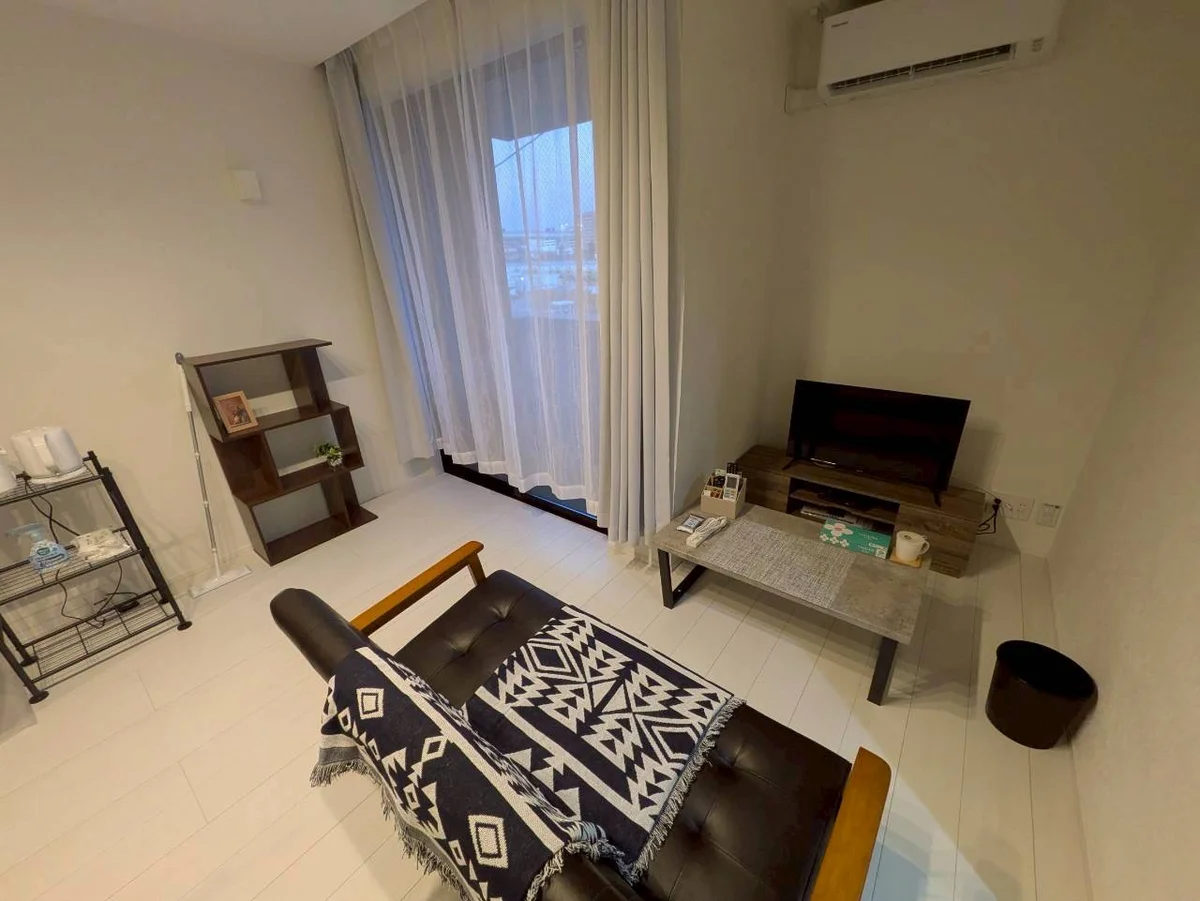 別号室の同型タイプの室内写真となります。家具の色、配置、デザインは若干ことなります。