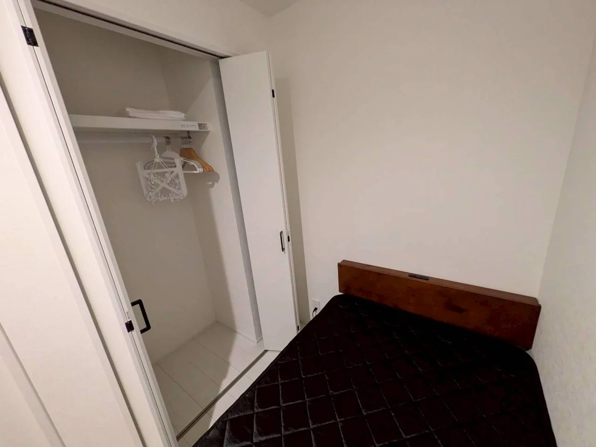 別号室の同型タイプの室内写真となります。家具の色、配置、デザインは若干ことなります。