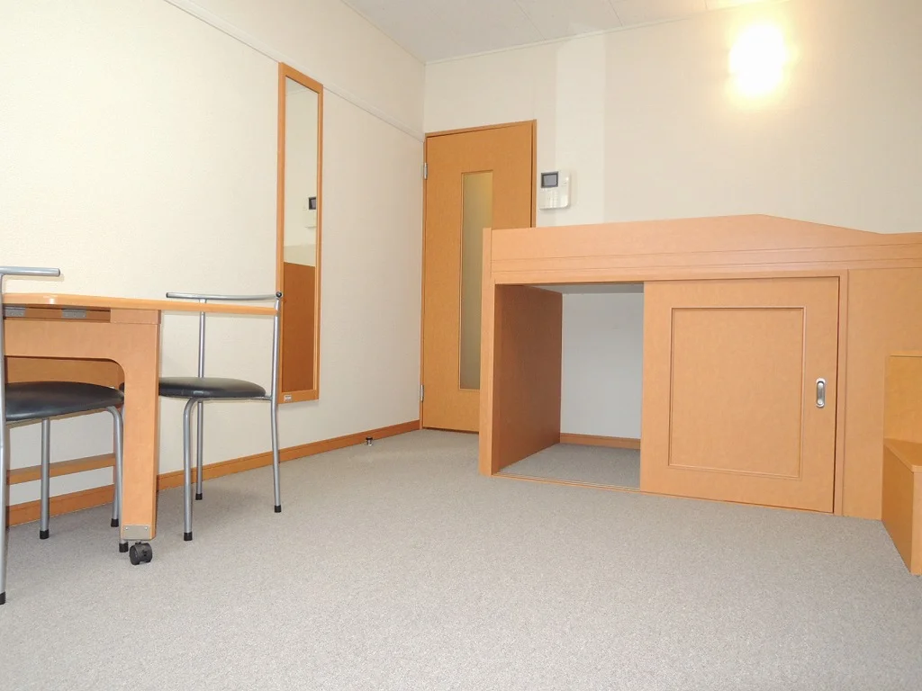 収納を兼ねたハイベッドが特徴的なお部屋です。