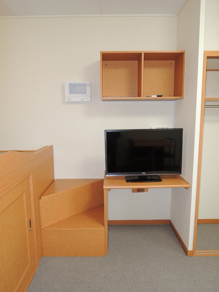 ３２型液晶テレビが設置済み。ベッドへ上がる階段部分も収納として使えます。
