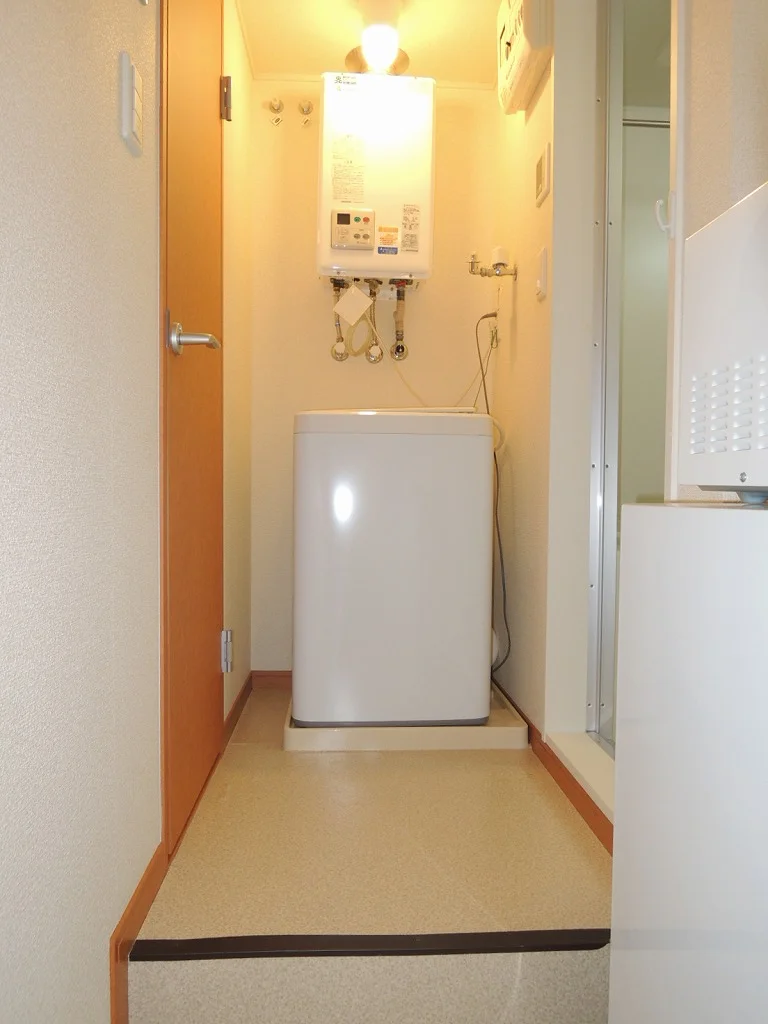 脱衣所スペースには洗濯機設置済み。洗濯物は隣の浴室で浴室乾燥機をお使い下さい。