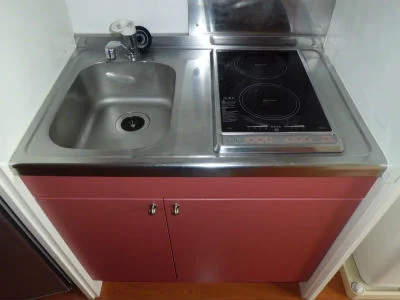 電気コンロ付のミニキッチン。