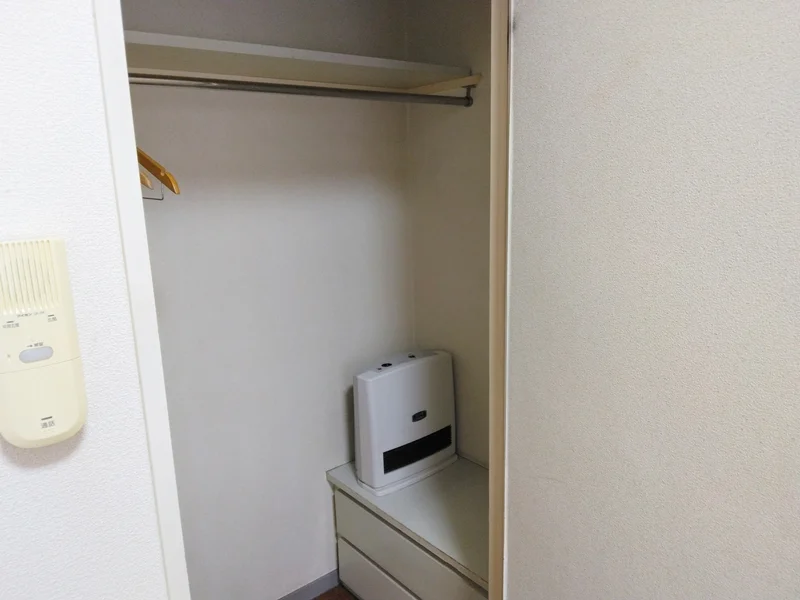 クローゼット（ハンガー2本ご用意しております）