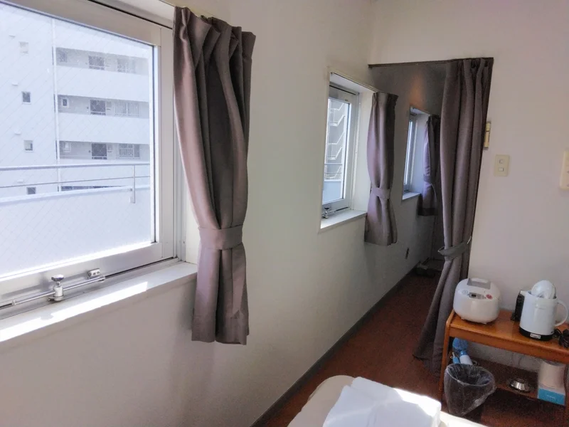 角部屋、小窓付きで日当たり良好