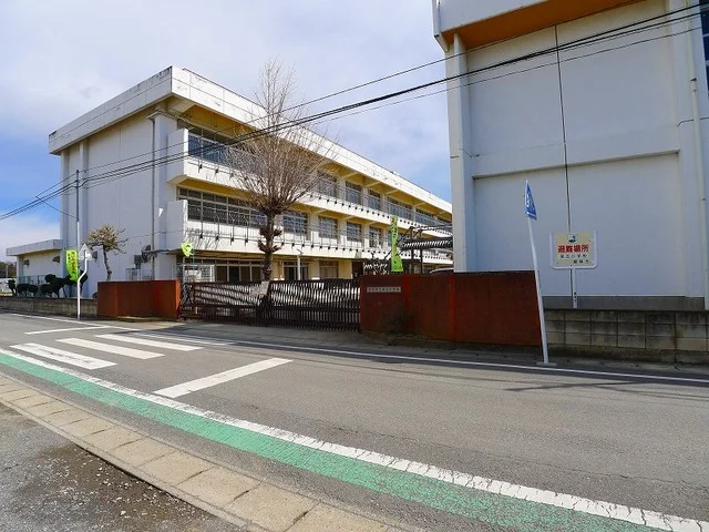 館林市立第五小学校まで1100m