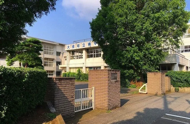 大泉町立南中学校まで2400m