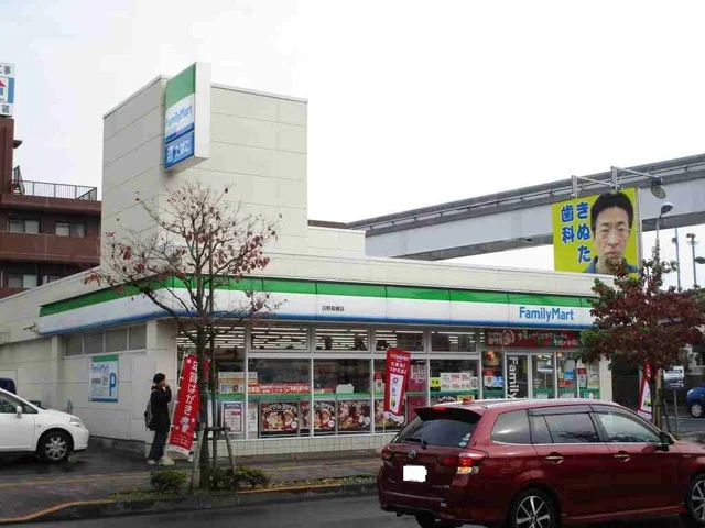 ファミリーマートまで900m