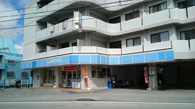 ローソン那覇高良二丁目店まで300m