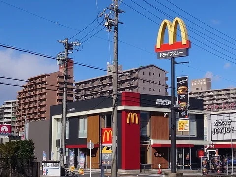 マクドナルド南陽通店まで350m