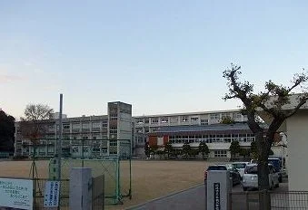 手柄小学校まで1600m