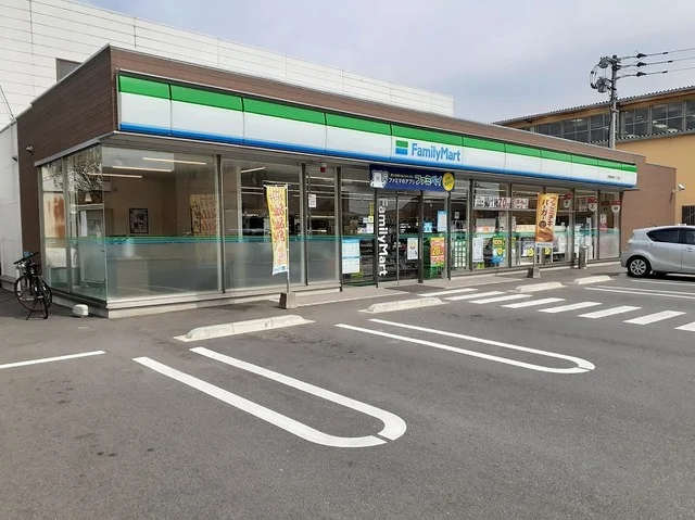 ファミリーマートまで450m