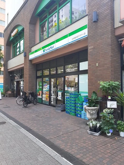 ファミリーマートまで244m