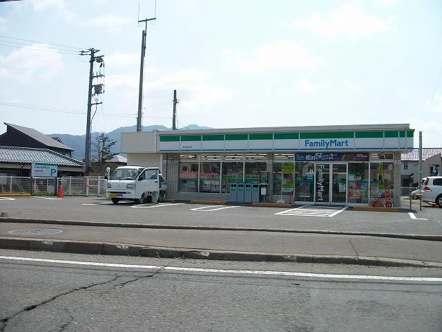 ファミリーマートまで900m