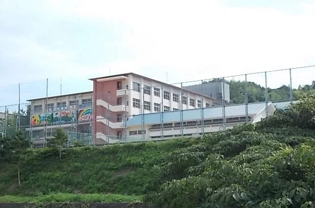 今治市立近見中学校まで1100m