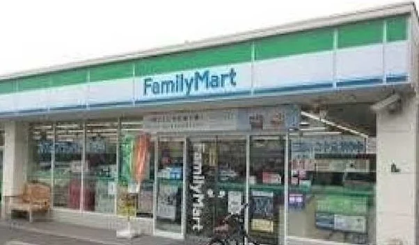 ファミリーマートまで300m