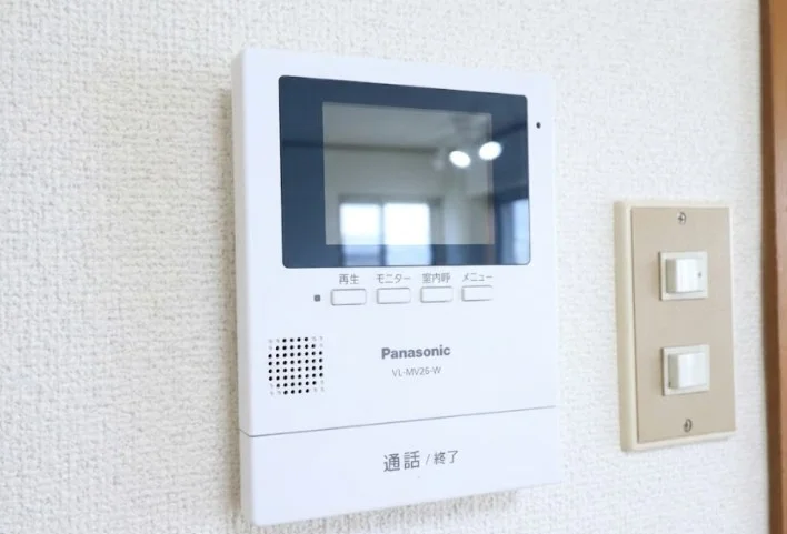 バルコニーからの光が差し込む、ゆとりある居住空間。家具の配置を工夫することで、数字以上の広さを実感できる設計です。仕事から戻った際、心からリラックスできる『自分だけの隠れ家』として、松山滞在の質をワンランク引き上げます。