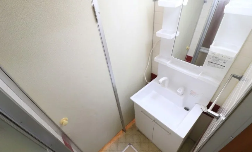 大きな鏡と十分な収納を備えた独立洗面台。忙しい朝の身支度をスムーズにし、仕事へのスイッチを切り替える場所として最適です。洗面用具や化粧品を並べても余裕のあるスペースが、快適な滞在を支えます。