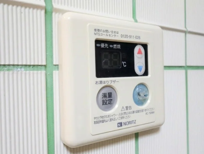 ワンタッチで最適な湯温に調整できる、直感的な給湯操作パネル。自分好みの温度でリラックスできるお風呂やシャワーを、迷うことなく準備できます。些細なことですが、日々のストレスを軽減する大切な機能です。
