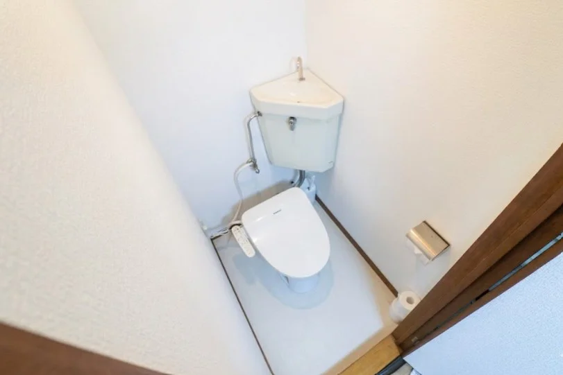 【プライバシーと清潔感】 独立した個室空間として、リラックスできるプライベートタイムを約束。温水洗浄便座（ウォシュレット）完備で、日本のビジネスホテルと同等以上のホスピタリティを提供します。