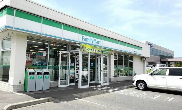 ファミリーマート箕輪バイパス店まで1800m