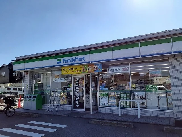 ファミリーマート半田乙川店まで825m
