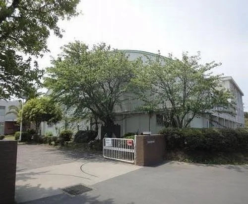 青海中学校まで1275m