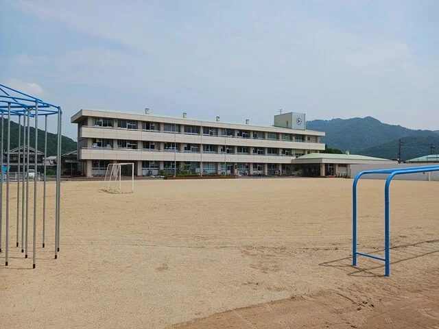 丹波市立吉見小学校まで613m