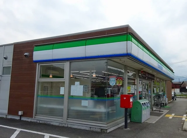 ファミリーマート氷上町常楽店まで650m