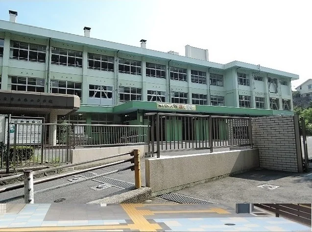 亀山中学校まで1100m