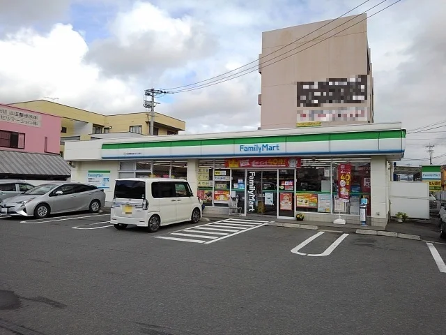 ファミリーマート東合川４丁目店まで210m
