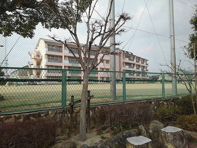 鳥飼小学校まで970m
