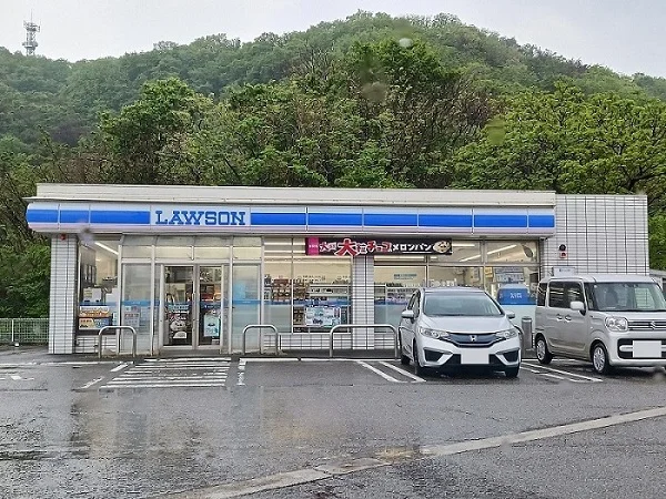 ローソン 村上松山店まで550m