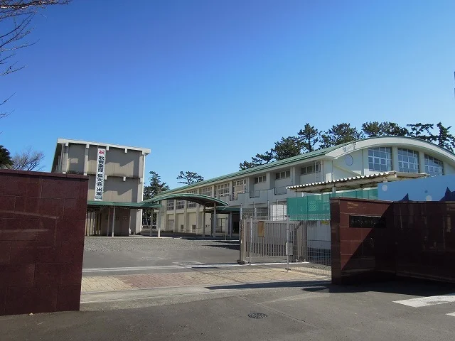 第五中学校まで1100m