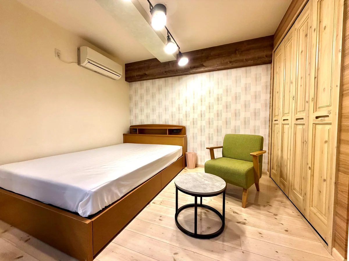 寝室にもエアコンございます。