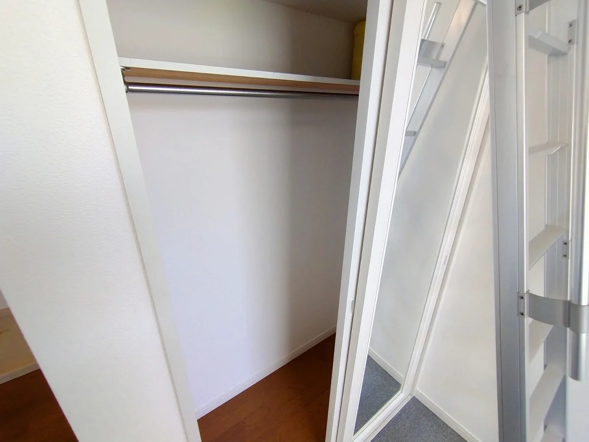 引き戸一面に姿見付き