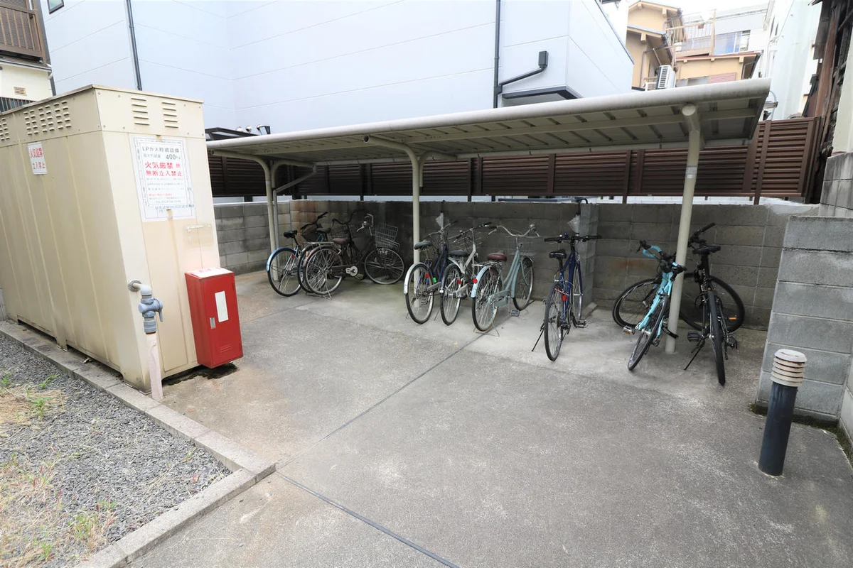 屋根付き駐輪場を完備（無料）※原動機付自転車までなら可