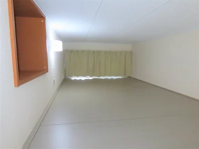 ロフトにはカーテンや電気、コンセントもあります