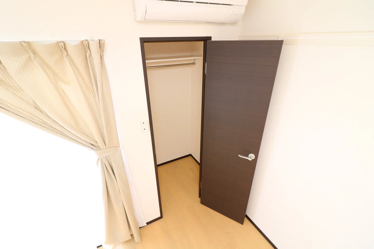 ウォークインクローゼット付きにより快適収納になります。