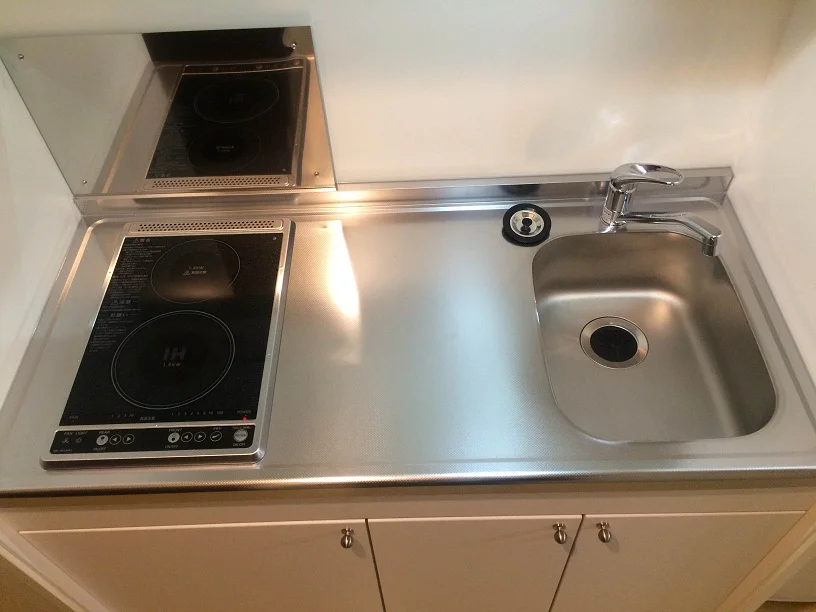 手前側：ＩＨコンロ　奥側：電気コンロ