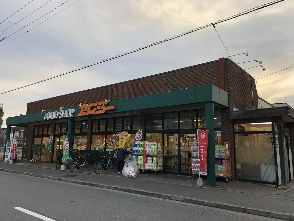 スーパーまで徒歩12分です🛒自転車で行くのもいいですね！