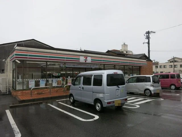 セブンイレブンまで300m