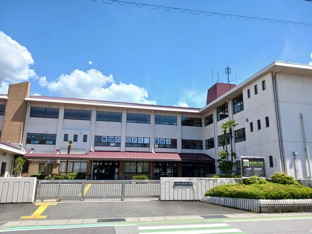 愛荘町立秦荘西小学校まで700m