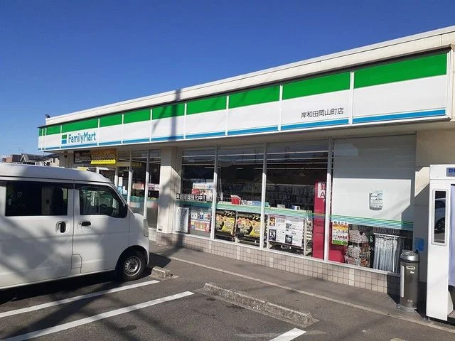 ファミリーマート様まで300m