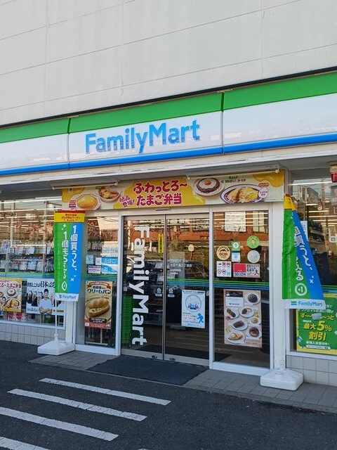 ファミリーマートまで437m