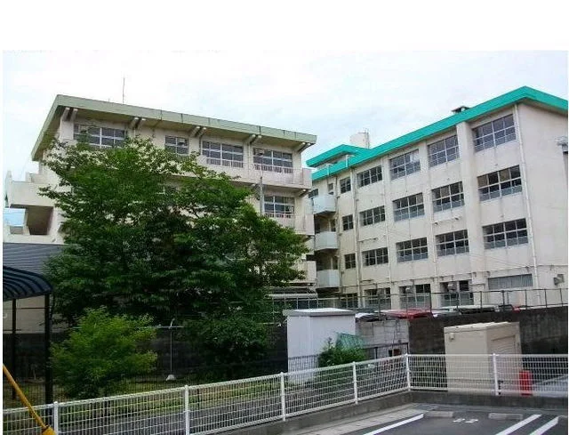 湯川小学校まで100m