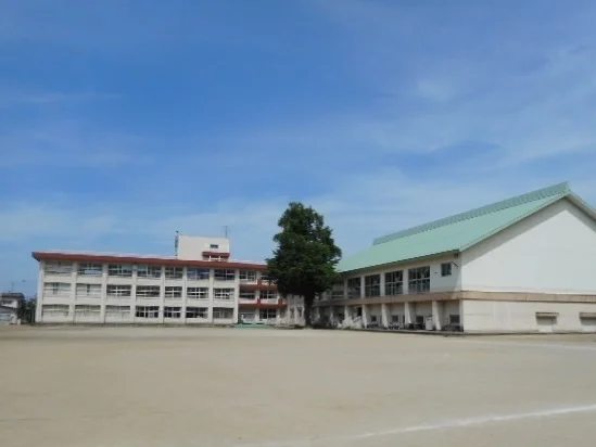 川治小学校まで1160m