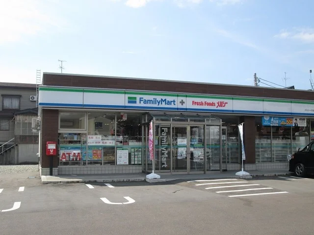 ファミリーマートまで690m