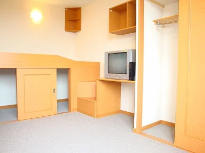 2階はカーペット敷き。部屋により家電製品が異なる場合あり。